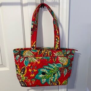 NEW without tag Vera Bradley Essential Tote Bag In Iconic Bloom
